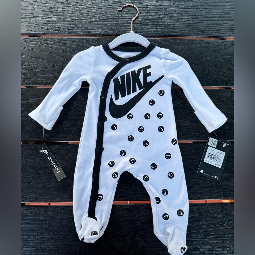 One piece” Nike